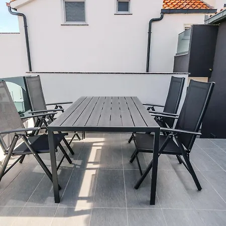 Diamond شقة تروغير